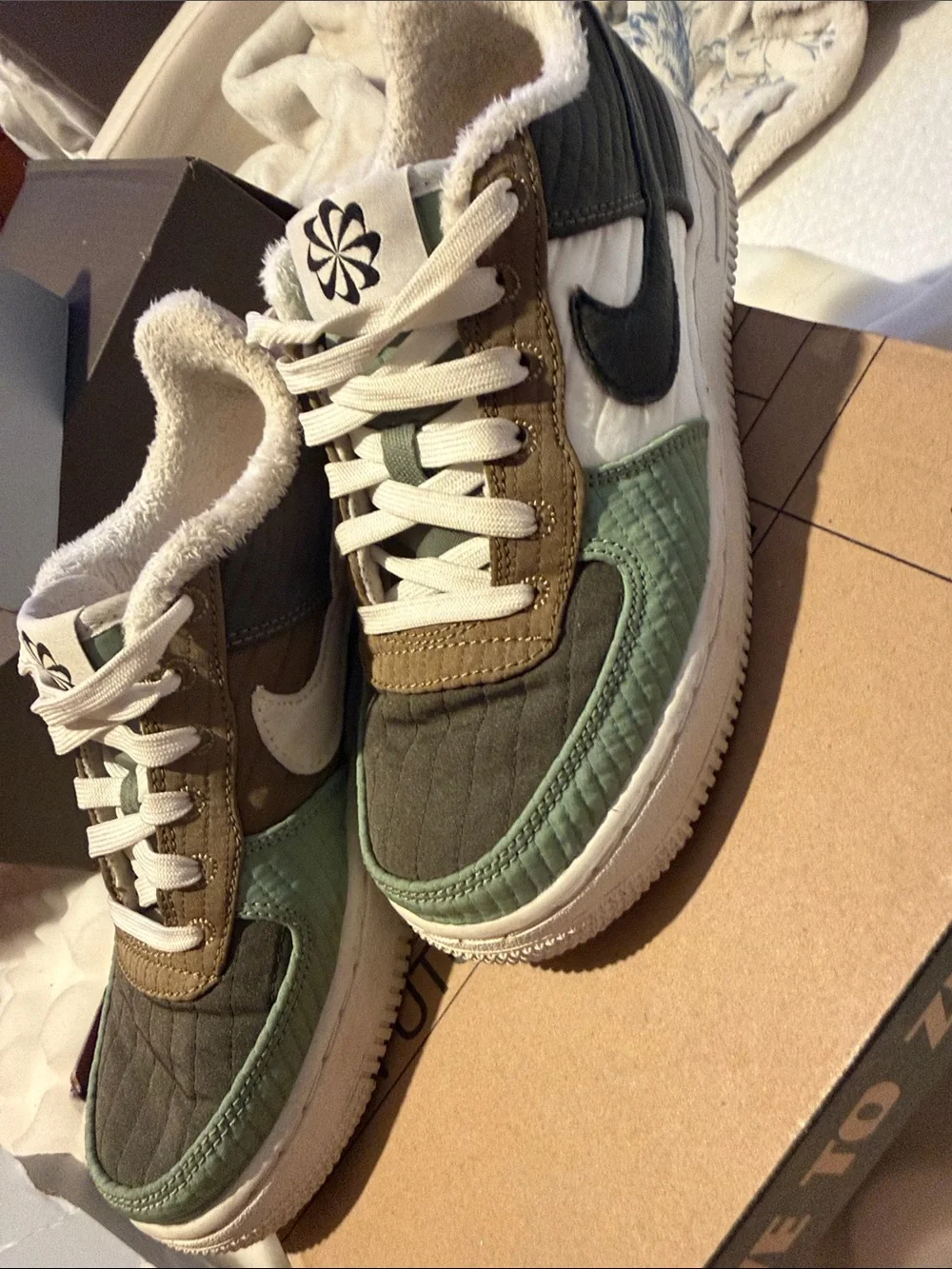 Nike Kids Low-Top Sneakers in Olive Green, Dark Green & Pink